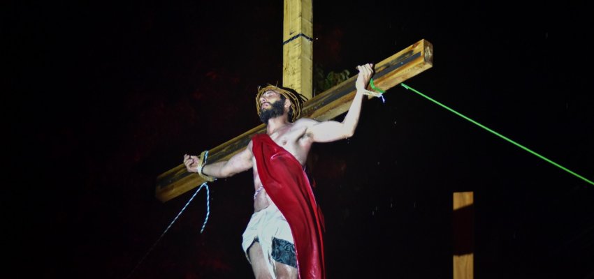 Mais de 100 volunt&aacute;rios participam da encena&ccedil;&atilde;o da Paix&atilde;o de Cristo no Bairro Efapi