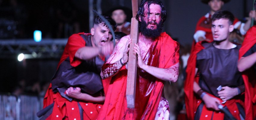 Encena&ccedil;&atilde;o da Paix&atilde;o de Cristo do Bairro Efapi supera expectativas