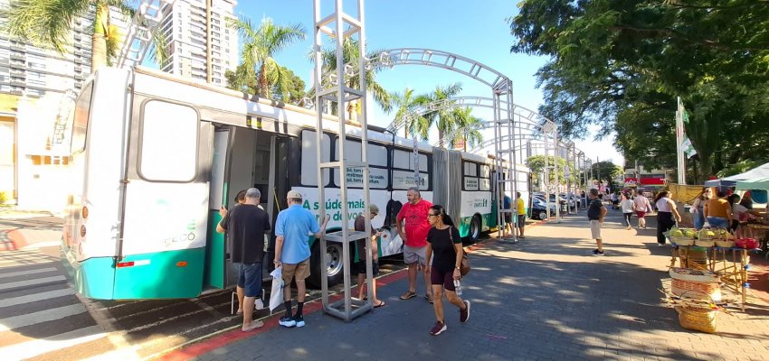 Vacina&ccedil;&atilde;o itinerante aplica 476 doses em um dia