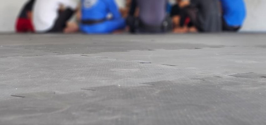 CREAS Inovamente realiza entrega de kimonos para adolescentes do jiu-jitsu