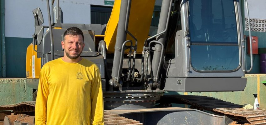 Operador de M&aacute;quinas &eacute; exemplo de limpeza e cuidado com o patrim&ocirc;nio p&uacute;blico