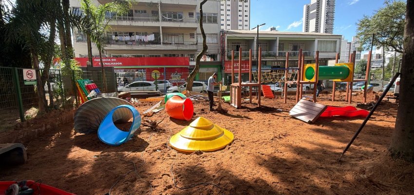 Prefeitura de Chapec&oacute; inicia revitaliza&ccedil;&atilde;o do parque infantil da Pra&ccedil;a Coronel Bertaso