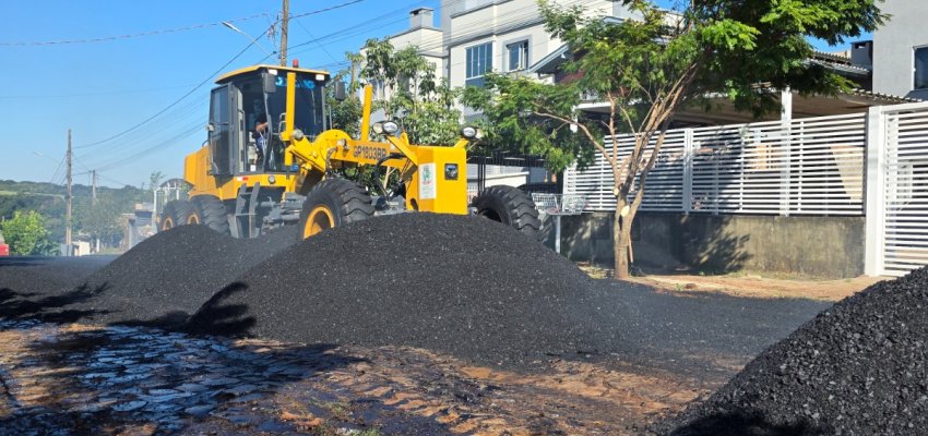 Prefeitura de Chapec&oacute; asfalta ruas de cal&ccedil;amento no bairro Santo Ant&ocirc;nio