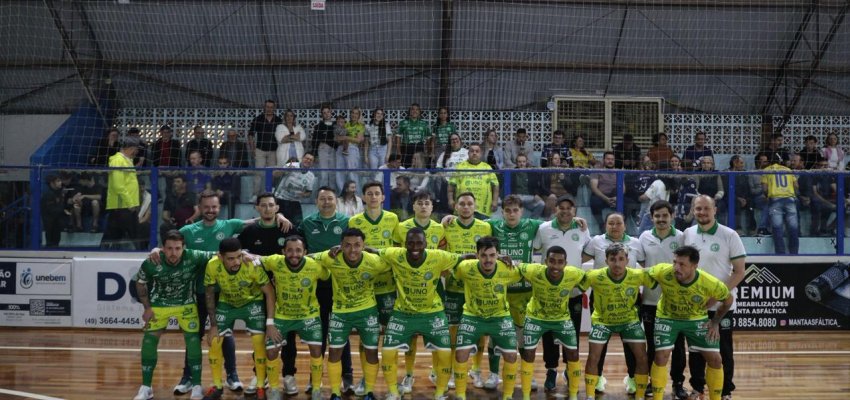 Em jogo de 9 gols, Chape Futsal estreia com vit&oacute;ria na Copa SC