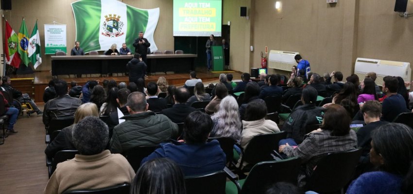 Prefeitura de Chapec&oacute; realiza entrega de matr&iacute;culas e certid&otilde;es de regulariza&ccedil;&atilde;o fundi&aacute;ria