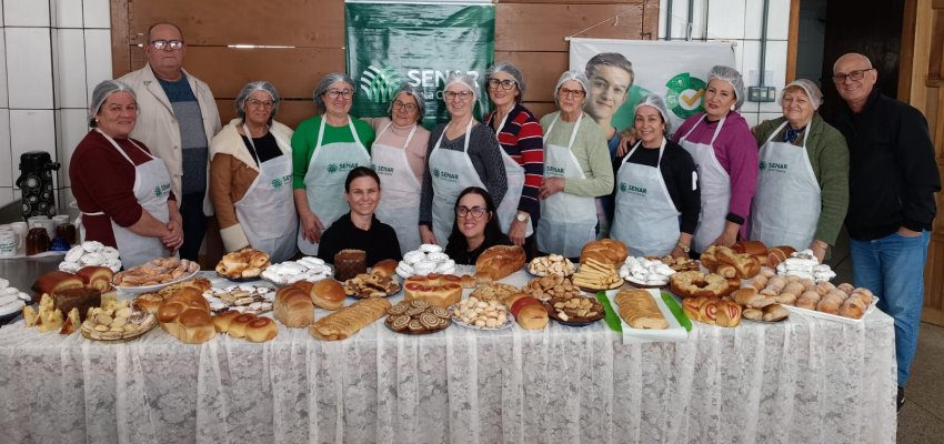 Grupo de mulheres participa de curso de p&atilde;es e bolos