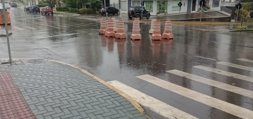 Implantada mini rotat&oacute;ria no cruzamento da Bar&atilde;o do Rio Branco com Assis Brasil