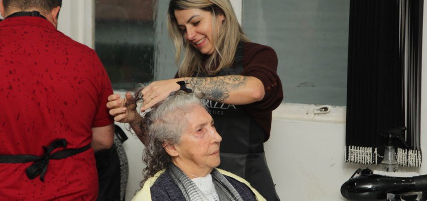 A&ccedil;&atilde;o na Cidade do Idoso promove dia de beleza e fortalece a autoestima dos participantes