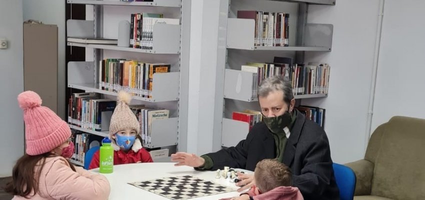 Biblioteca Municipal de Chapecó passa a oferecer cursos de xadrez